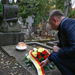Zastępca prezydenta Rafał Rudnicki poprawia wstążkę znajdującą się na wieńcu leżącym na grobie rodziny Kitszelów 