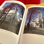 Otwarta książka, w której znajdują się fotografie świątyń