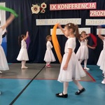 Uczniowie klasy I wykonujący taniec z chustami