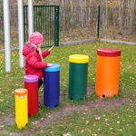 Dziewczynka gra na kolorowych bębnach 