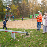 Zastępca prezydenta Przemysław Tuchliński rozmawia z opiekunkami pilnującymi dzieci na Muzycznym placu zabaw 
