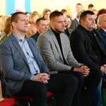 Sportowiec Wojciech Nowicki siedzi wśród gości uroczystości