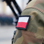 Flaga Polski znajdująca się na mundurze wojskowego