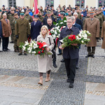 Składanie kwiatów pod pomnikiem Marszałka Józefa Piłsudskiego