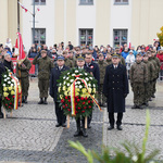 Zastępca prezydenta Rafał Rudnicki składa kwiaty pod pomnikiem