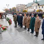 Mundurowi oraz Bohdan Paszkowski składają kwiaty pod pomnikiem