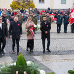 Młodzieżowa Rada Miasta składa kwiaty pod pomnikiem