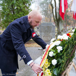 Przewodniczący Rady Miasta Łukasz Prokorym składa kwiaty pod pomnikiem Cześć Bohaterom