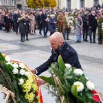 Przewodniczący Rady Miasta Łukasz Prokorym składa kwiaty pod pomnikiem