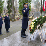 Zastępca prezydenta Rafał Rudnicki składa kwiaty pod pomnikiem Cześć Bohaterom