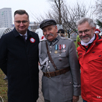 Starszy mężczyzna ubrany w mundur w towarzystwie zastępcy prezydenta Rafała Rudnickiego oraz Grzegorza Kuczyńskiego