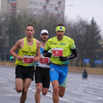 Trzech mężczyzn podczas biegu