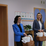 Dyrektor Centrum Aktywności Społecznej Urszula Dmochowska podczas wizyty u dzieci
