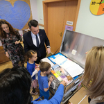 Zastępca prezydenta Przemysław Tuchliński prezentuje walizkę, w której znajdują się materiały z Unicefu