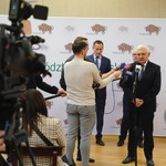 Prezydent Tadeusz Truskolaski przemawia podczas wydarzenia 