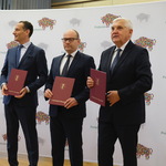 Uczestnicy spotkania pozują do pamiątkowego zdjęcia trzymając w dłoniach listy intencyjne 
