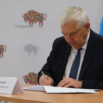 Prezydent Tadeusz Truskolaski składa podpis na liście intencyjnym w sprawie lotniska
