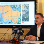 Zastępca prezydenta Adam Musiuk zabiera głos podczas konferencji prasowej
