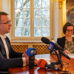 Zastępca prezydenta Adam Musiuk odpowiada na pytania dziennikarzy