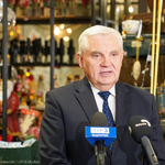 Prezydent Tadeusz Truskolaski zabiera głos podczas konferencji prasowej 