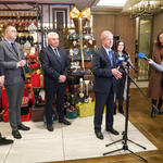 Uczestnicy konferencji prasowej oraz przemawiający Andrzej Parafiniuk Konsul Honorowy Republiki Finlandii w Białymstoku