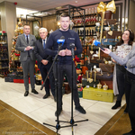 Współwłaściciel firmy Agrosolar Grzegorz Roszkowski przemawia podczas konferencji prasowej 