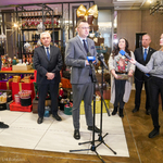 Zastępca prezydenta Rafał Rudnicki zabiera głos podczas konferencji prasowej 