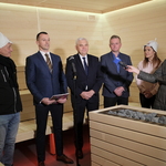 Prezydent Tadeusz Truskolaski wraz z uczestnikami konferencji prasowej w nowo otwartej saunie 