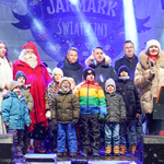 Mikołaj wraz z zastępcami prezydenta oraz dziećmi na scenie odliczają do zapalenia świateł 