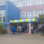 Udekorowane wejście do szkoły