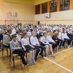 Uczniowie w czasie uroczystości na sali gimnastycznej