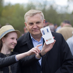 Kobieta podczas robienia selfie z prezydentem Tadeuszem Truskolaskim