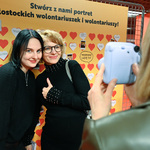 Dwie uśmiechnięte kobiety pozują do pamiątkowego zdjęcia 