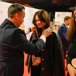 Zastępca prezydenta Przemysław Tuchliński wręcza kobiecie medal
