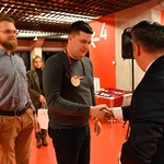 Zastępca prezydenta Przemysław Tuchliński wręcza medal mężczyźnie 