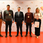 Zastępca prezydenta Przemysław Tuchliński pozuje do pamiątkowego zdjęcia z uczestnikami wydarzenia nagrodzonymi medalami 