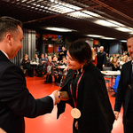 Kobieta odbierająca medal za wolontariat