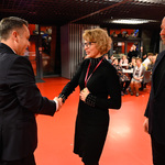 Zastępca prezydenta Przemysław Tuchliński wręcza medal kobiecie w okularach