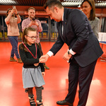 Kobieta otrzymuje gratulacje oraz medal