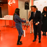 Uśmiechnięta kobieta odbierająca medal 
