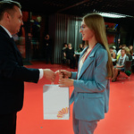 Młoda wolontariuszka otrzymuje medal oraz nagrodę 