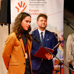 Mężczyzna oraz kobieta podczas prowadzenia uroczystości 