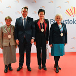 Zastępca prezydenta Przemysław Tuchliński wraz z trzema wolontariuszkami 