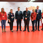 Uczetsnicy spotkania pozują do zdjęcia z medalami 