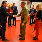 Mundurowy otrzymuje medal za wolontariat 