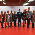 Grupa wolontariuszy pozuje do pamiątkowego zdjęcia 