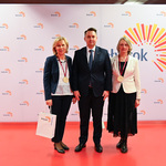 Dwie panie pozują do zdjęcia z zastępcą prezydentem