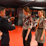 Harcerka otrzymuje medal 