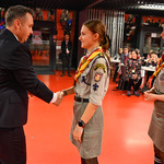 Zastępca prezydenta Przemysław Tuchliński wręcza medal harcerce 