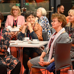 Starsza kobieta biorąca udział w wydarzeniu 